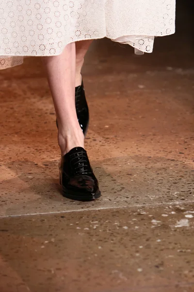 A model walks the runway at the Peter Som show — Stock Photo, Image