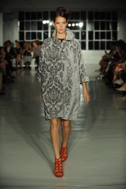 k. pist yürür model nicole defile