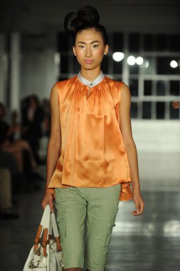 k. pist yürür model nicole defile