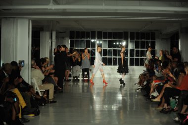 k. pist modelleri yürümek nicole defile