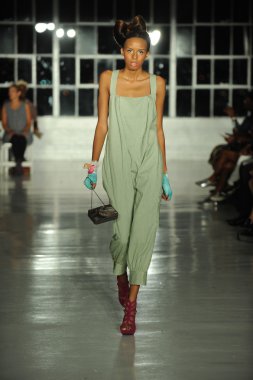 k. pist yürür model nicole defile