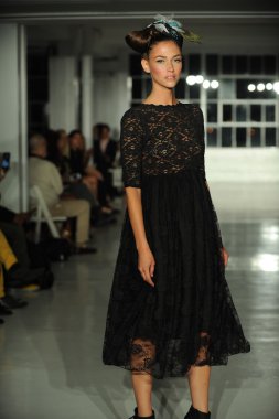 k. pist yürür model nicole defile