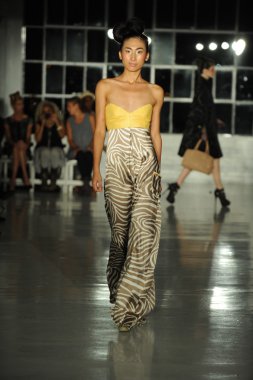 k. pist yürür model nicole defile