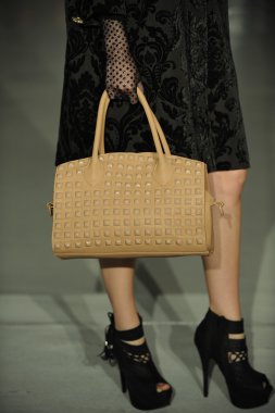 k. pist yürür model nicole defile