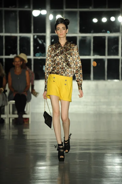 Modell sétál a kifutópályán a K. Nicole divatbemutató — Stock Fotó