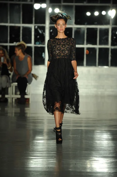 Model walks the runway at the K. Nicole fashion show — Stock Photo, Image