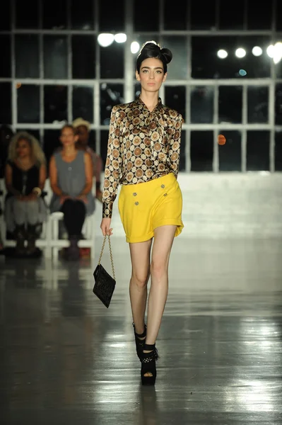 Model walks the runway at the K. Nicole fashion show — Stock Photo, Image