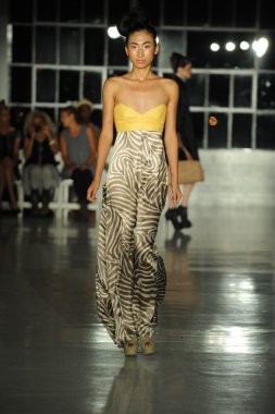 k. pist yürür model nicole defile
