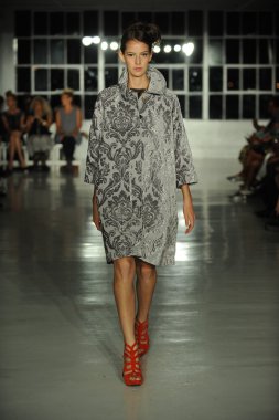 k. pist yürür model nicole defile