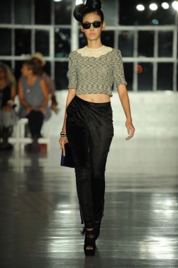 k. pist yürür model nicole defile