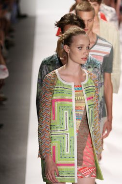 model custo barcelona pist yürür