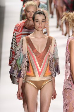 model custo barcelona pist yürür