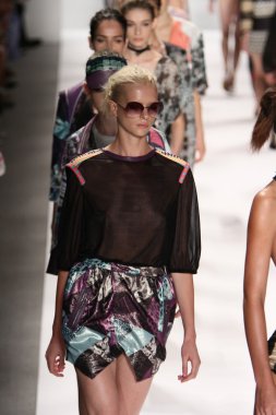 model custo barcelona pist yürür