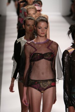 model custo barcelona pist yürür