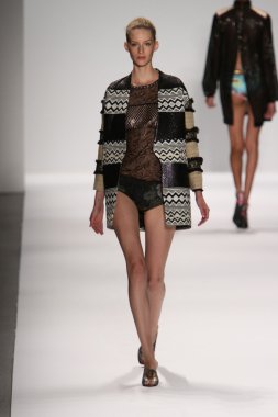 model custo barcelona pist yürür