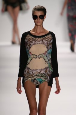 model custo barcelona pist yürür