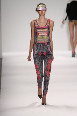 model custo barcelona pist yürür