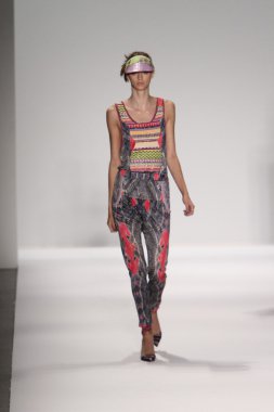 model custo barcelona pist yürür