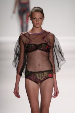 model custo barcelona pist yürür