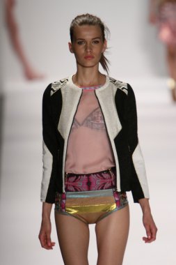 model custo barcelona pist yürür