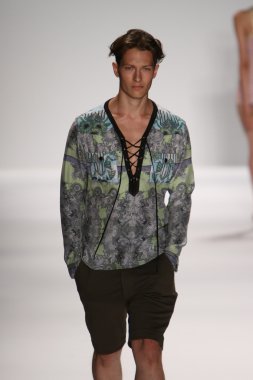 model custo barcelona pist yürür