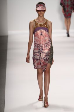 model custo barcelona pist yürür