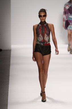 model custo barcelona pist yürür