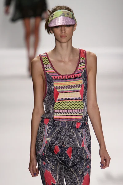 Model walks the Custo Barcelona runway — Stock Photo, Image