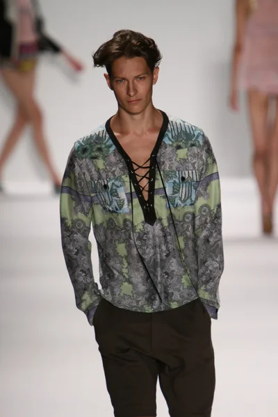 Model walks the Custo Barcelona runway — Stock Photo, Image