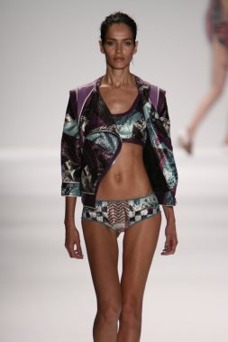 model custo barcelona pist yürür