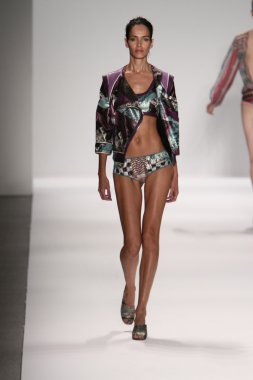 model custo barcelona pist yürür