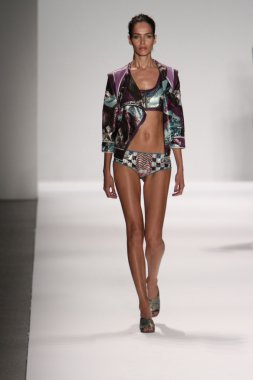 model custo barcelona pist yürür