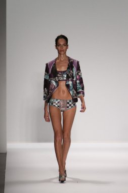 model custo barcelona pist yürür