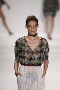 model custo barcelona pist yürür