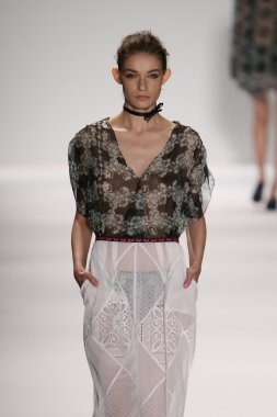 model custo barcelona pist yürür