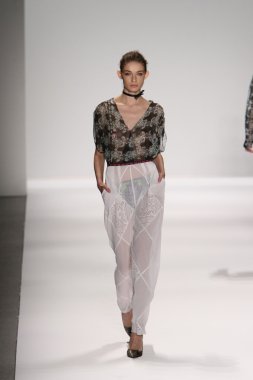 model custo barcelona pist yürür