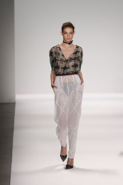 model custo barcelona pist yürür