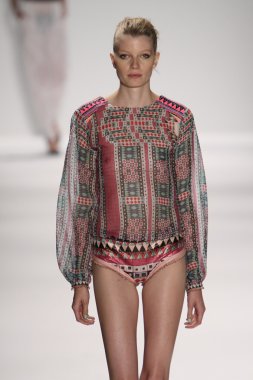 model custo barcelona pist yürür