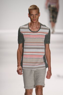 model custo barcelona pist yürür