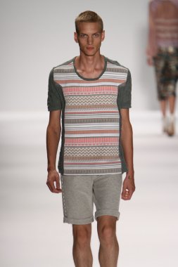 model custo barcelona pist yürür