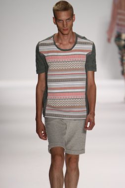 model custo barcelona pist yürür