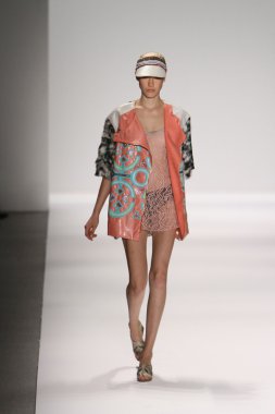 model custo barcelona pist yürür