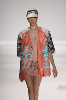 model custo barcelona pist yürür