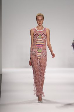 model custo barcelona pist yürür