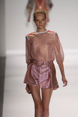 model custo barcelona pist yürür