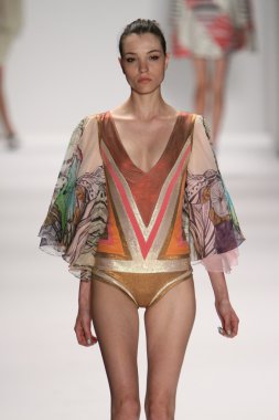 model custo barcelona pist yürür