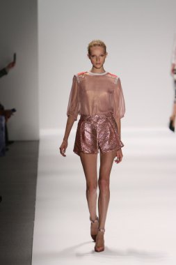 model custo barcelona pist yürür