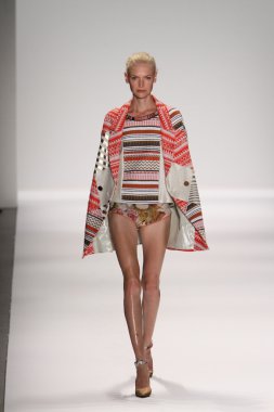 model custo barcelona pist yürür