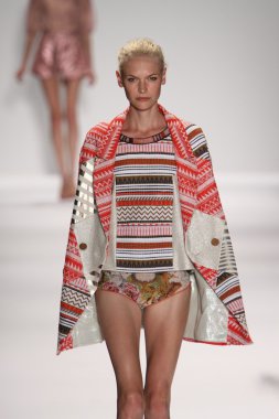 model custo barcelona pist yürür