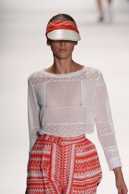 model custo barcelona pist yürür